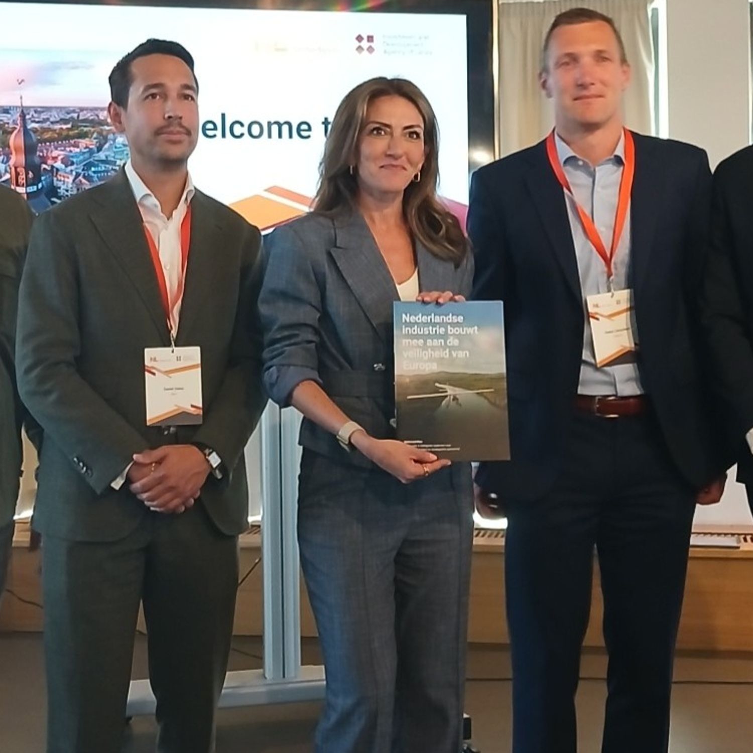 Overhandiging-plan-drone-summit-partners-crop