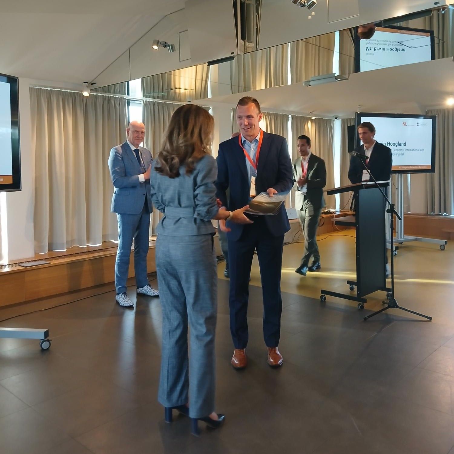 Overhandiging-plan-drone-summit-cropped